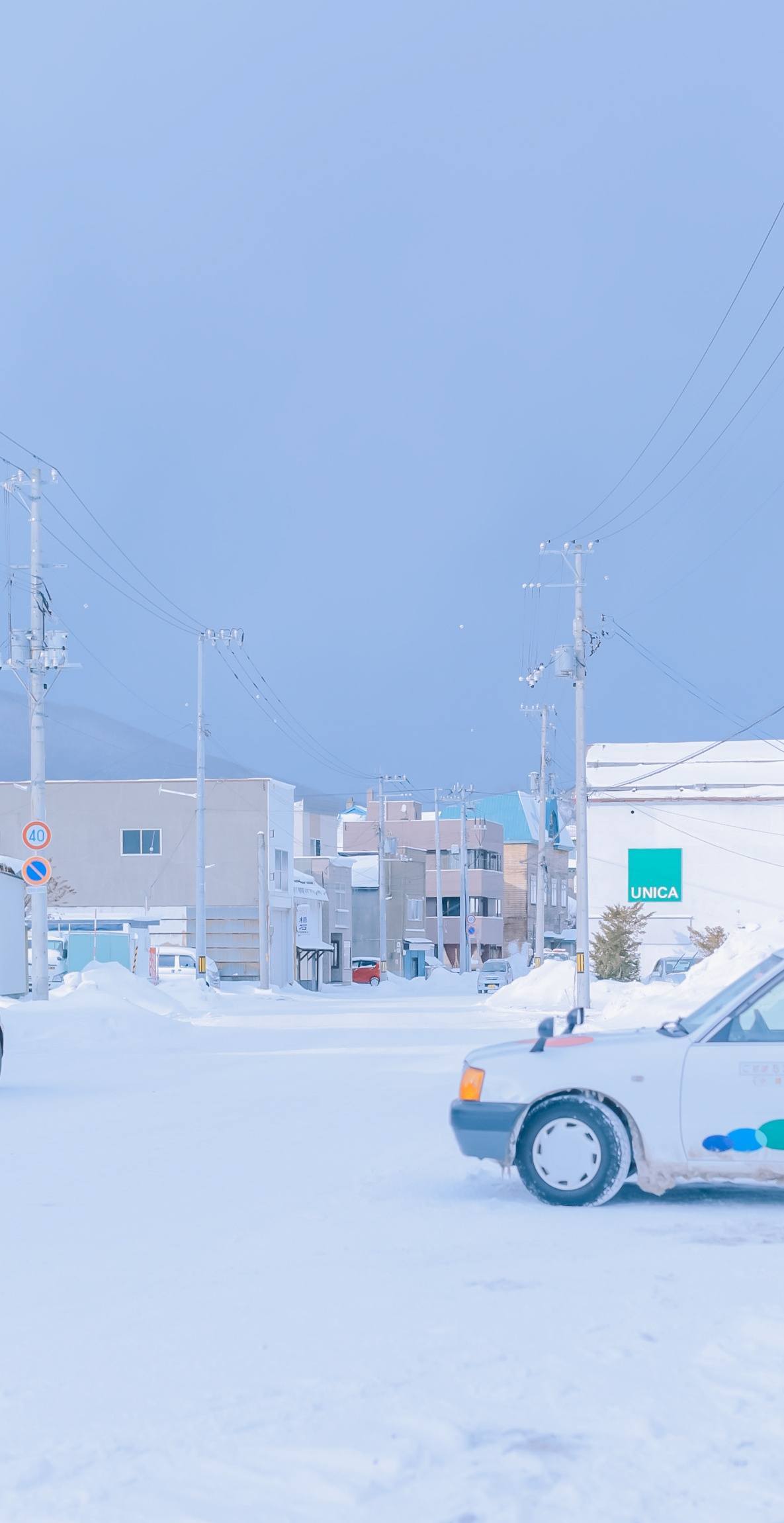 冰雪奇缘：木屋与雪山的静谧邂逅详细内容1