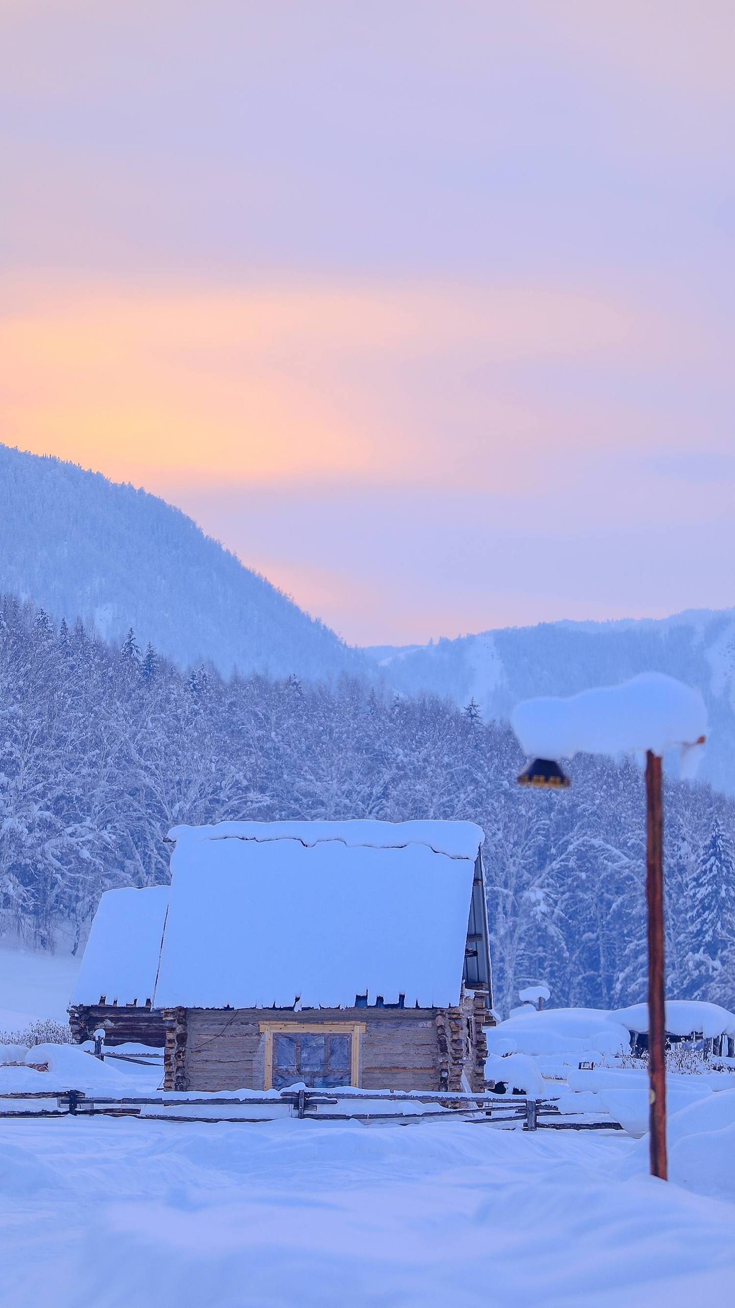 冰雪奇缘：雪山全屏壁纸，护眼又炫彩，带你走进梦幻山川详细内容1