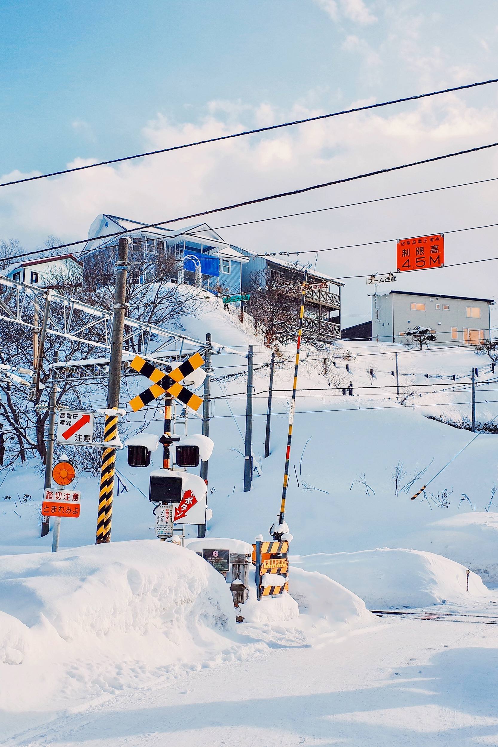 电脑桌面壁纸雪山草地壁纸预览