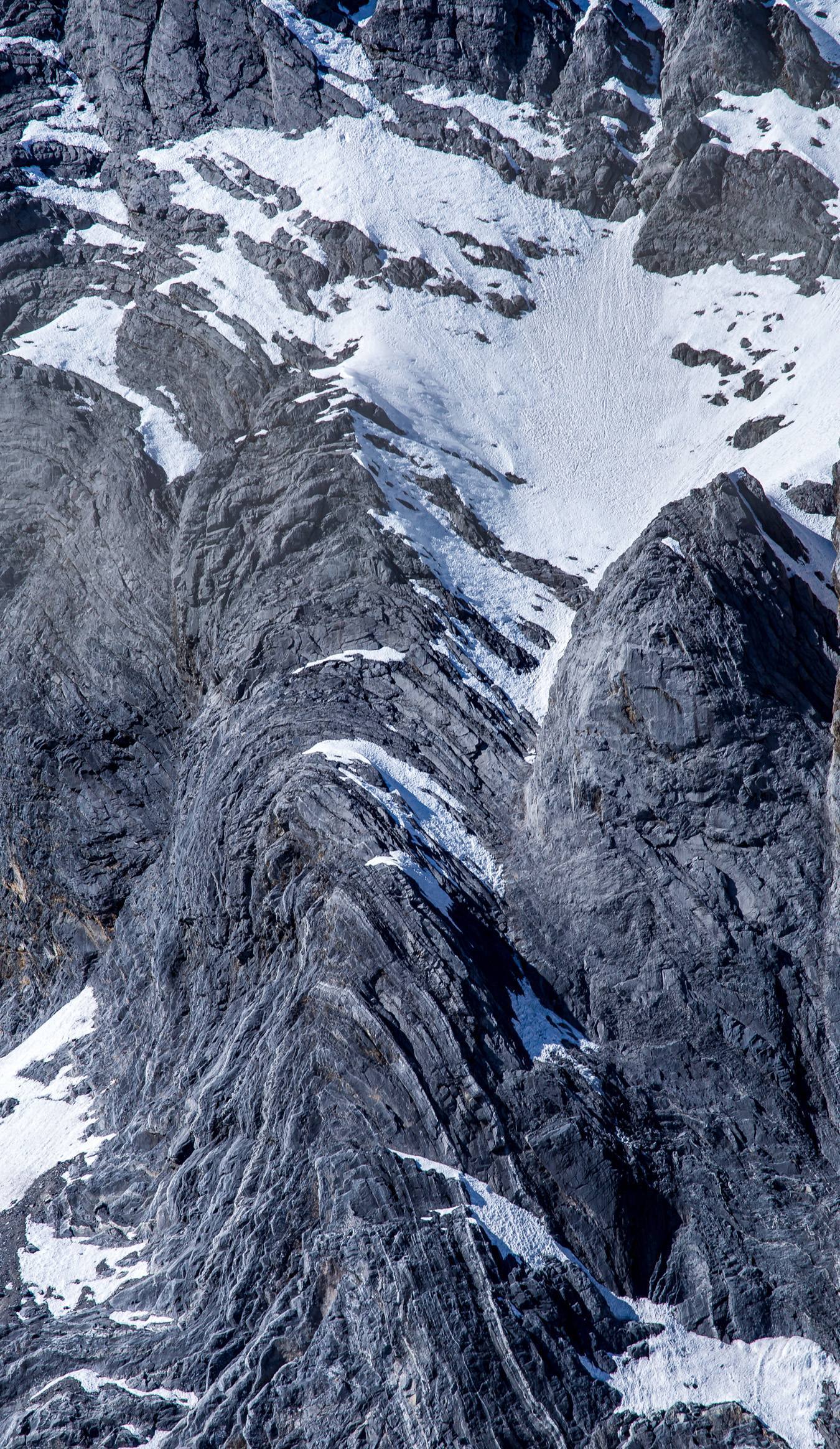 贡嘎雪山日照金山：冰雪山川中的绝美壁纸，点亮你的iPhone屏幕详细内容1