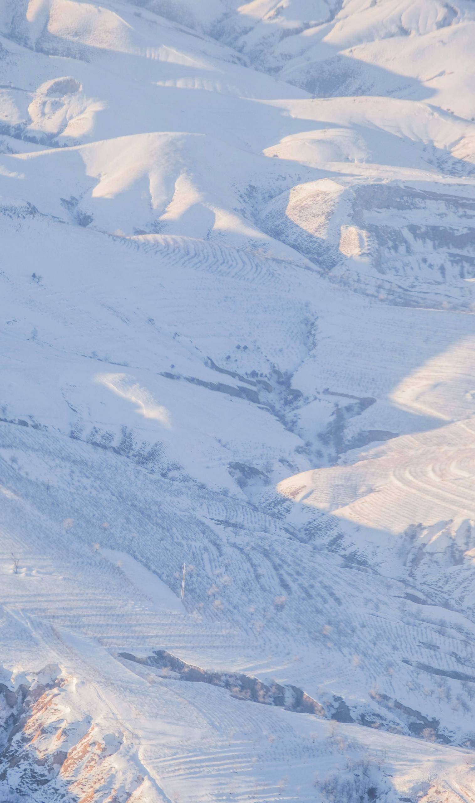 冰雪奇缘：日系插画中的雪山仙境桌面主题详细内容1