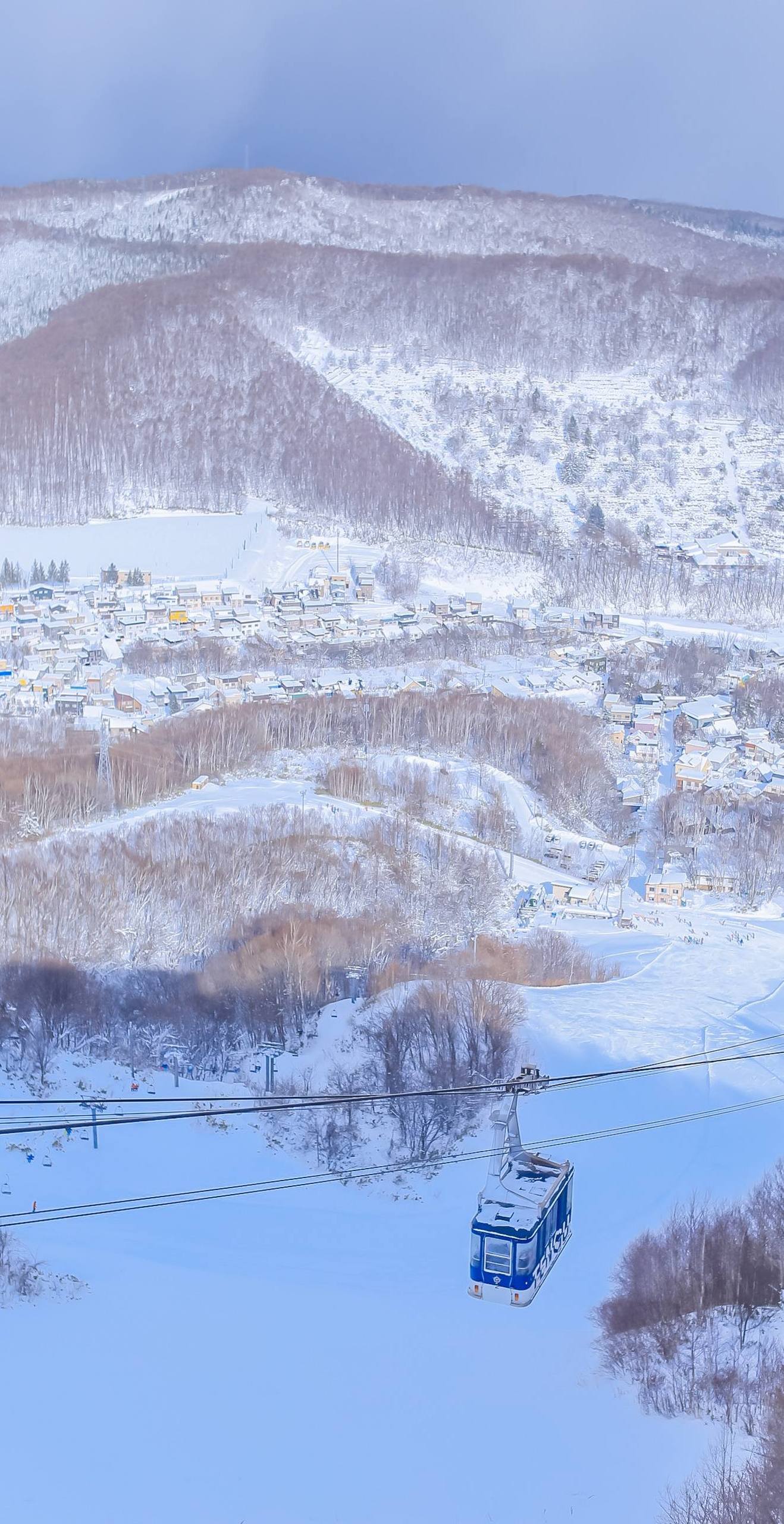 冰雪奇缘：木屋与雪山的静谧邂逅详细内容2